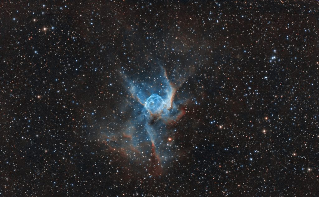 Nebulosa Elmo di Thor undici ore di fotografie raccolte nell'arco di un mese, fino ad ora il progetto più lungo che abbia intrapreso. Qui vedete il bicolor ottenuto con i due canali in banda stretta unito ai tre canali rgb, anche detto Ha:Oiii:rgb con Canon 600D