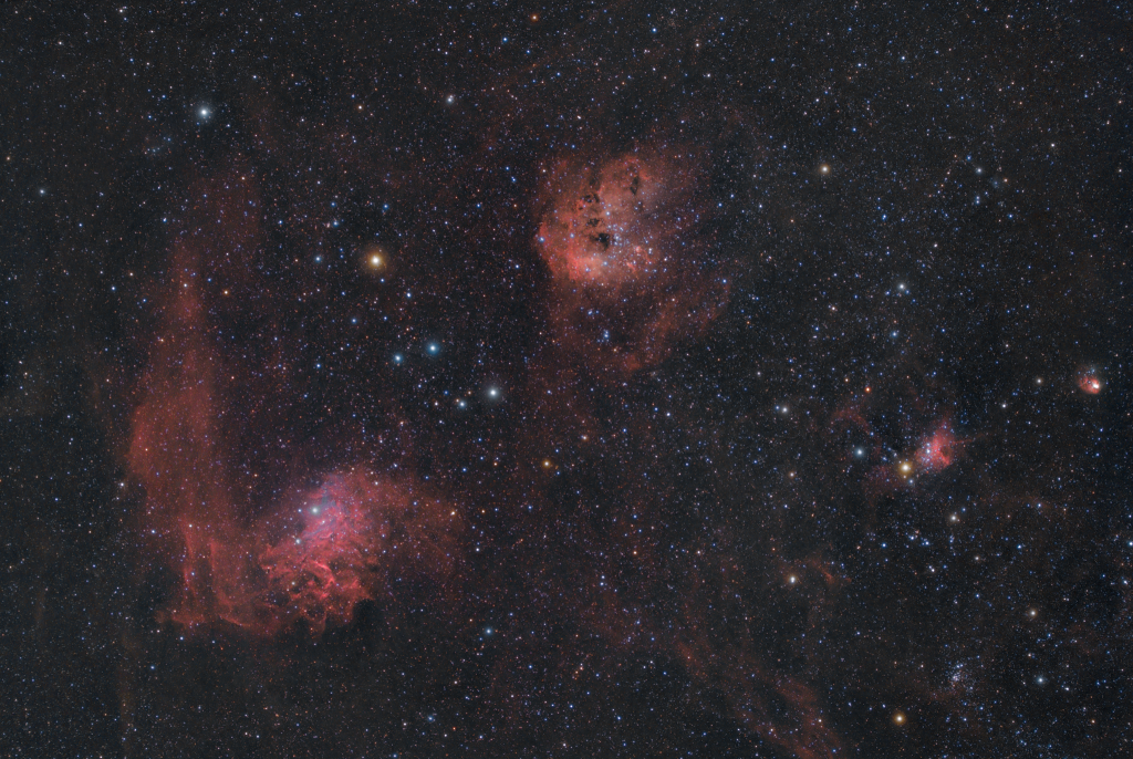 Nella costellazione invernale dell’Auriga si trovano due importanti nebulose IC 405 e IC 410. Difficili in osservazione, ma ben evidenti in astrofotografia la nebulosa Stella Fiammeggiante (IC 405) e la nebulosa Girino (IC 410) sono affiancate da due piccole nebulose sulla destra: la nebulosa Ragno (IC 407) e The Fly Nebula (NGC 1931). Vixen FL55SS spianato e ridotto a 237mm di lunghezza focale e ASI 294. ZWO ASI 294 MC Pro Recensione