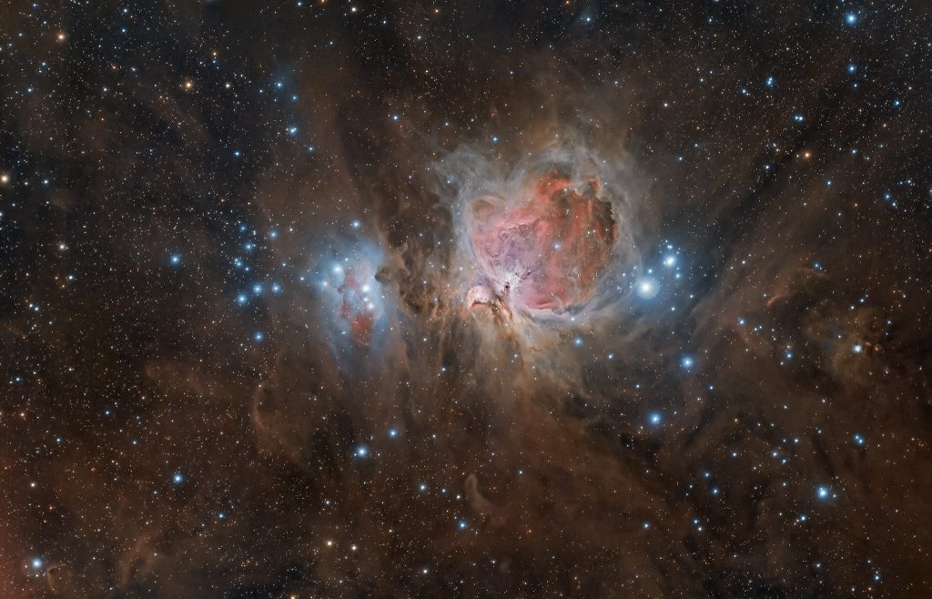 Grande Nebulosa di Orione m42. Ho realizzato l'immagine in queste ultime notti utilizzando un apocromatico Tecnosky da 350mm di lunghezza focale e la mia temeraria Canon 600D che apparentemente sembra resistere bene anche al ghiaccio. In totale ho raccolto circa 7 ore di scatti rgb. Messier 42 La grande nebulosa di Orione