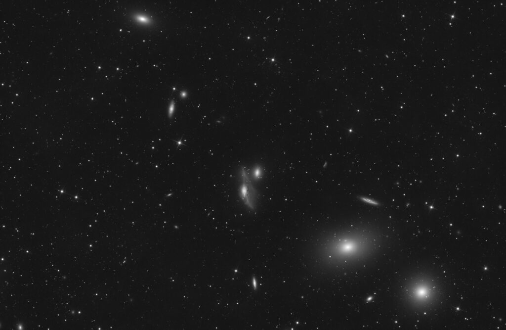 Catena di Markariaan con le galassie M84 (NGC 4374), M86 (NGC 4406), NGC 4473, NGC 4461, NGC 4458, NGC 4438 e NGC 4435. Realizzata con Sky-Watcher 200/800, ZWO ASI 2600 MM, Optolong L-Pro galassia astrofotografia