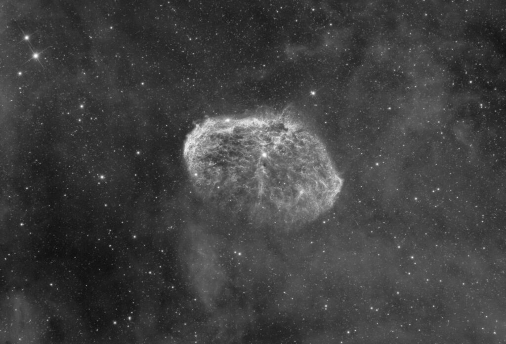 Astrofotografia sulla nebulosa Crescente con lo Sky-Watcher 300 f/4 Nebulosa Crescente ( NGC 6888, Caldwell 27) in ultra banda stretta H-Alpha con Sky-Watcher 300 f/4, EQ8-R Pro, ZWO ASI 294MM e Antlia 3nm | Pose da 1200 secondi WR 136 stella di tipo Wolf-Rayet