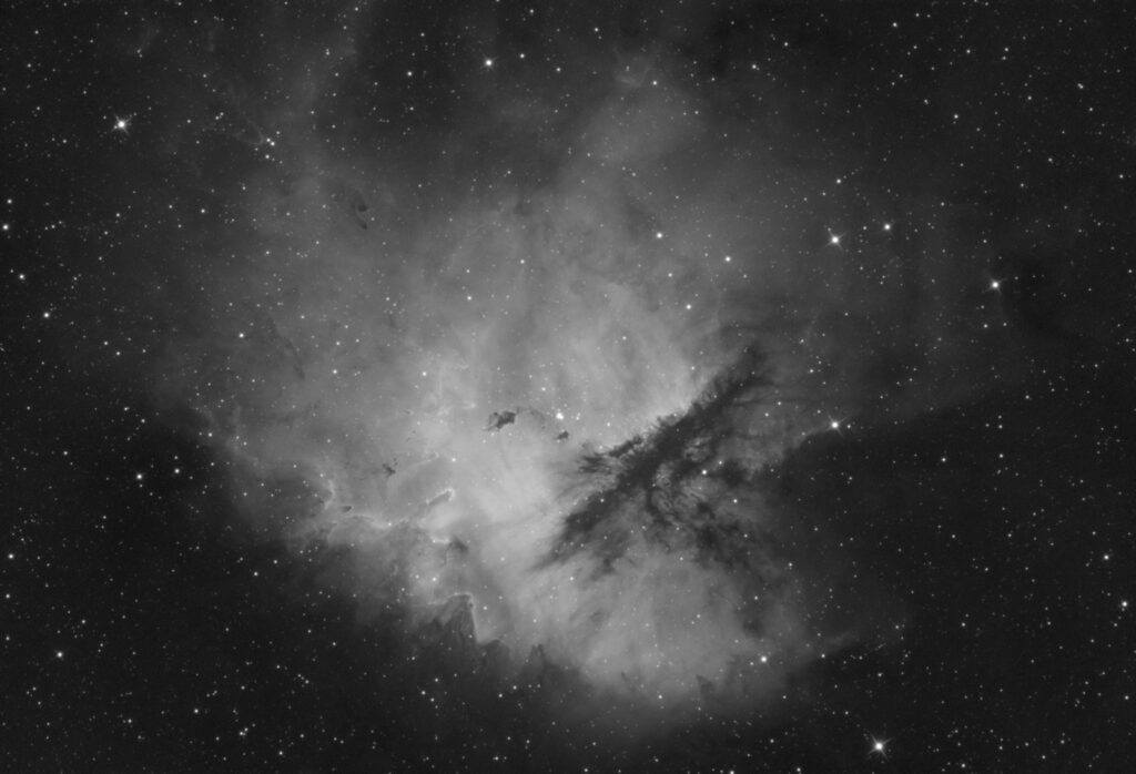 Nebulosa Pacman NGC 281 (IC 11, Sh 2-184) in H-Alpha acquisita con Sky-Watcher 300 f/4 su EQ8R-Pro con ASI 294MM e filtro Optolong in ultra banda stretta da 3nm Ha