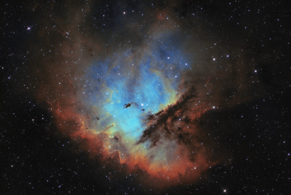 Nebulosa Pacman NGC 281 (IC 11, Sh 2-184) in Hubble Palette acquisita con Sky-Watcher 300 f/4 su EQ8R-Pro con ASI 294MM e filtri Optolong in ultra banda stretta da 3nm Ha, OIII, SII Filtri Optolong in Banda Stretta Ha OIII SII da 3nm