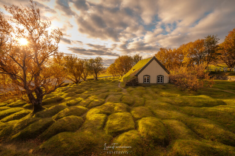 La chiesa di Hofskirkja a Öræfi in Islanda fotografia fotografie immagini