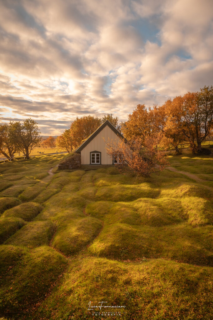 La chiesa di Hofskirkja a Öræfi in Islanda fotografia fotografie immagini