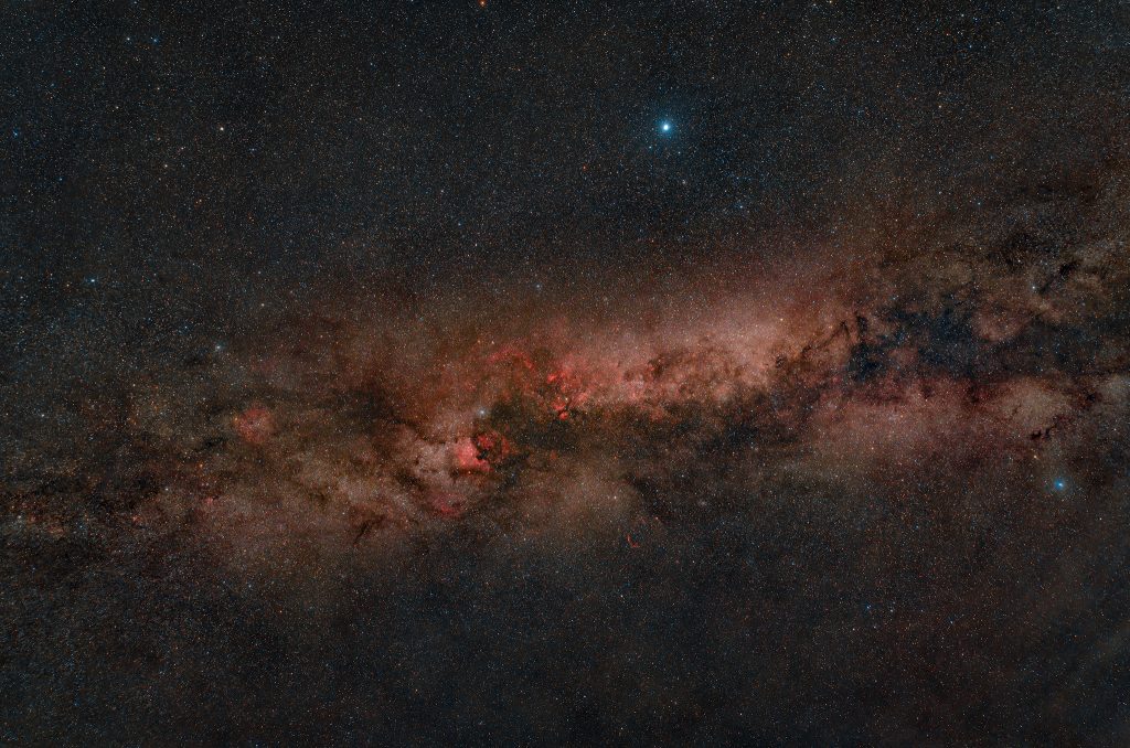 Tra passaggi di nuvole e velature, durante il workshop di Via Lattea di sabato notte, ho lasciato scattare una delle Sony α7 III, quella modificata Super UV-IR cut, sulla costellazione del Cigno per un totale di 27 immagini da 60 secondi ciascuna. Uno stacking con dark, flat e darkflat e questo è il risultato del bel cielo di Manciano (GR). Ho utilizzato una focale di 24 mm e il filtro a clip L-Pro di Optolong. Che bello ogni anno tornare a fotografare il cielo estivo, è sempre un momento emozionante! Sony α7 III mod Super UV-IR cut Sony e 12-24 F/2.8 Optolong L-Pro Sky-Watcher Star Adventurer