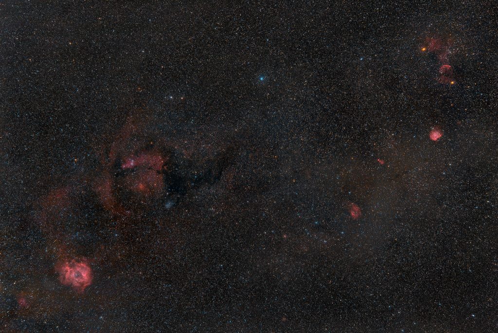 Partendo da sinistra abbiamo: nebulosa Rosetta, tutto il complesso enorme dell'Albero di Natale, con Cono, Pelliccia di Volpe e vari altri, poi la nebulosa di Lower, Sh2-256 (e tutto quel gruppetto), la nebulosa Testa di Scimmia e via fino alla Jellyfish.